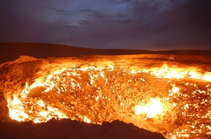 горящий кратер в пустыне Каракумы